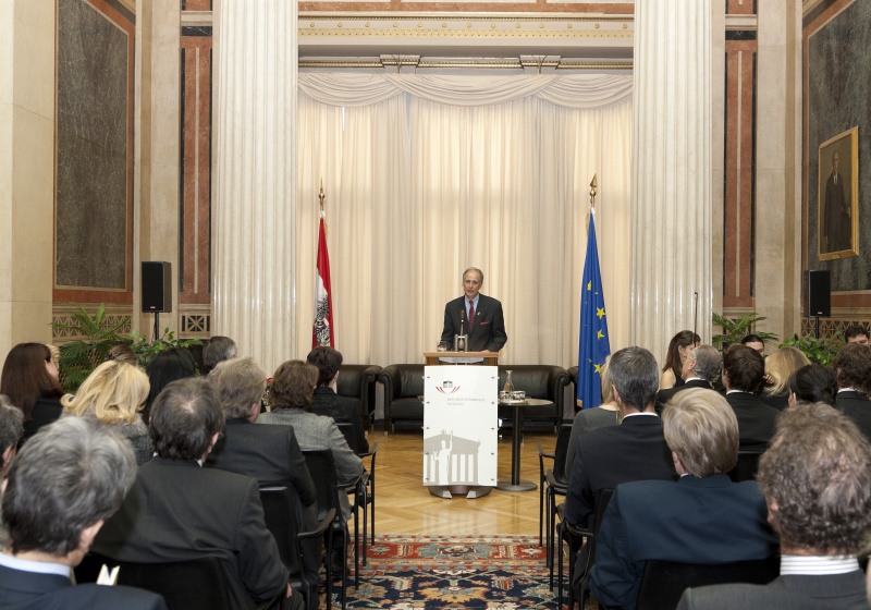 Univ.-Prof. Dr. Paul Sevelda am Rednerpult