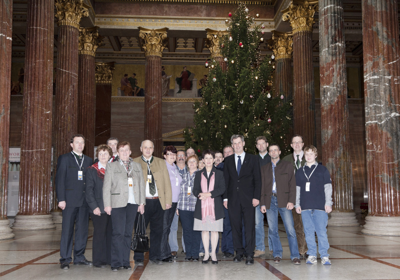 Mag.a Barbara Prammer - Präsidentin des Nationalrates (8.v.re.) und Martin Preineder - Präsident des Bundesrates(5.v.re.) mit den Veranstaltungsteilnehmern