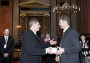 Martin Preineder - Präsident des Bundesrates übergibt ein Gastgeschenk
