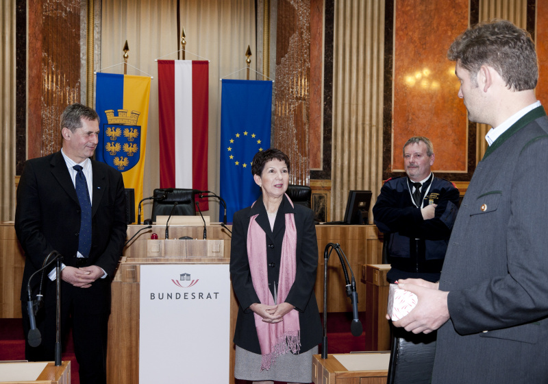 v.li. Martin Preineder - Präsident des Bundesrates  und Mag.a Barbara Prammer - Präsidentin des Nationalrates und zwei Veranstaltungsteilnehmer
