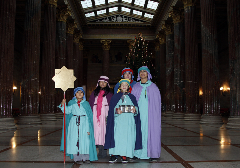 Sternsinger in der Säulenhalle