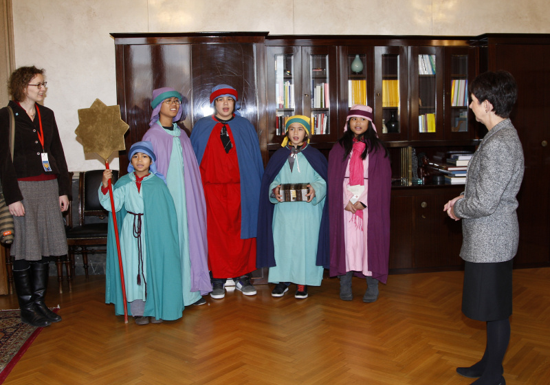 v.li. Christina Schneider - Bundesvorsitzende der Katholischen Jungschar, Sternsinger und Nationalratspräsidentin Mag.a Barbara Prammer