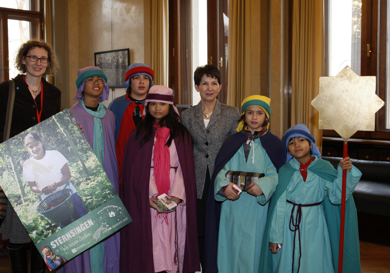 v.li. Christina Schneider - Bundesvorsitzende der Katholischen Jungschar, Sternsinger und Nationalratspräsidentin Mag.a Barbara Prammer (5.v.li.)