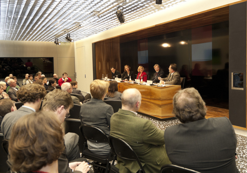 Am Podium v.li. Stefan Bachleitner - Managing Partner von The Skills Group, Eva Zeglovits - Fakultätszentrum für Methoden in den Sozialwissenschaften - Universität Wien, Claudia Dannhauser - Die Presse , Fritz Plasser - Dekan der Innsbrucker Fakultät für Politikwissenschaft und Soziologie - Koordinationsplattform Österreichische Wahlforschung und  Robert Stein - Bundesministerium für Inneres/Wahlangelegenheiten