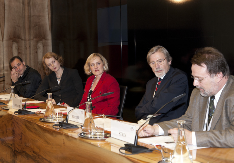 v.li. Stefan Bachleitner - Managing Partner von The Skills Group, Eva Zeglovits - Fakultätszentrum für Methoden in den Sozialwissenschaften - Universität Wien, Claudia Dannhauser - Die Presse , Fritz Plasser - Dekan der Innsbrucker Fakultät für Politikwissenschaft und Soziologie - Koordinationsplattform Österreichische Wahlforschung und  Robert Stein - Bundesministerium für Inneres/Wahlangelegenheiten