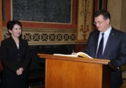 v.li. Barbara Prammer - Nationalratspräsidentin und Petros Efthymiou - Präsident der Parlamentarische Versammlung der OSZE beim Gästebucheintrag