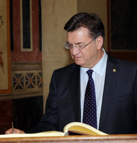 Petros Efthymiou - Präsident der Parlamentarische Versammlung der OSZE beim Gästebucheintrag