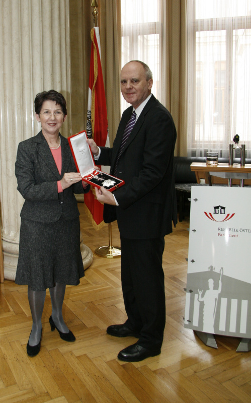 Nationalratspräsidentin Barbara Prammer überreich Herbert Ostleitner - Klubdirektor der SPÖ a.D. das große silberne Ehrenzeichen mit dem Stern für Verdienste um die Republik Österreich