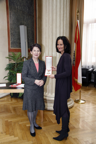 Nationalratspräsidentin Barbara Prammer überreicht Eva Glawischnig-Pisczek - Klubobfrau der Grünen das große goldene Ehrenzeichen mit dem Stern für Verdienste um die Republik Österreich