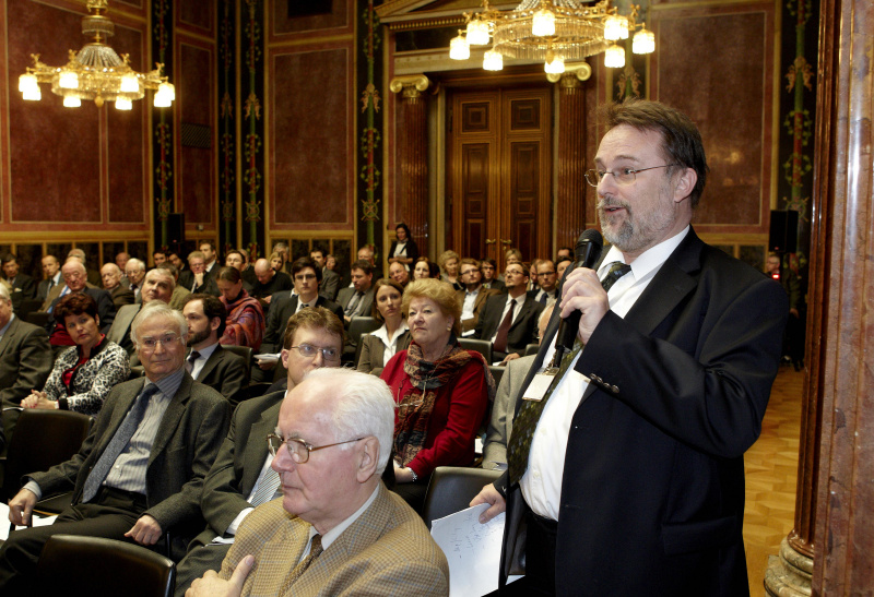 Robert Stein - Bundesministerium für Inneres/Wahlangelegenheiten (re) am Mikrofon