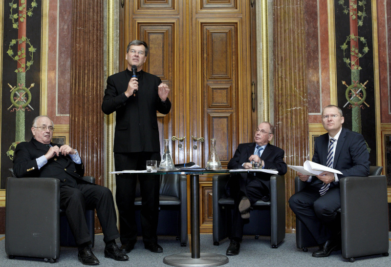 v.li.: Univ. Prof. Dr. Heinrich Neisser - Sprecher der Initiative Mehrheitswahlrecht und Demokratiereform, Zweiter Präsident des Nationalrates a.D., Prof. Herwig Hösele - Präsident des Bundesrates a.D. am Mikrofon, Univ. Prof. Dr. Theo Öhlinger - Verfassungsjurist und Ass. Prof. Dr. Klaus Poier - Institut für Öffentliches Recht