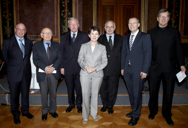 v.li.: Univ. Prof. Dr. Theo Öhlinger - Verfassungsjurist, Gerd Bacher, Dr. Franz Vranitzky - Bundeskanzler a.D., Nationalratspräsidentin Mag.a Barbara Prammer, Univ. Prof. Dr. Heinrich Neisser - Sprecher der Initiative Mehrheitswahlrecht und Demokratiereform, Zweiter Präsident des Nationalrates a.D., Ass. Prof. Dr. Klaus Poier - Institut für Öffentliches Recht und Prof. Herwig Hösele - Präsident des Bundesrates a.D.