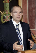Ass. Prof. Dr. Klaus Poier - Institut für Öffentliches Recht am Rednerpult