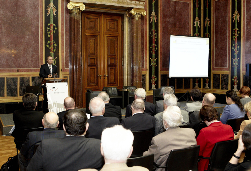 Ass. Prof. Dr. Klaus Poier - Institut für Öffentliches Recht am Rednerpult