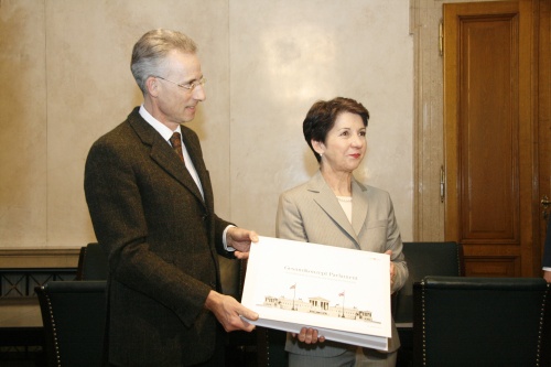 v.li. Dr. Georg Posch - Parlamentsdirektor und Mag.a Barbara Prammer mit dem Gesamtkonzept zur Sanierung und Nutzung des Parlaments