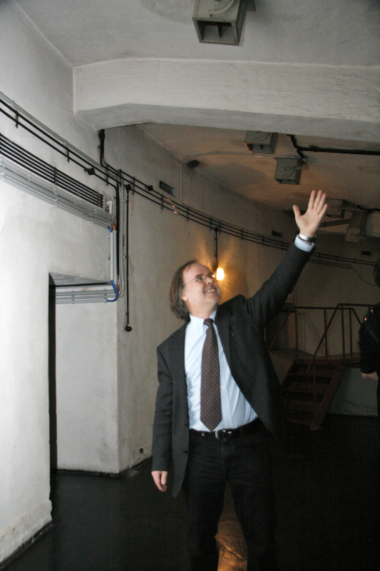 Dieter Adolf zeigt die Schäden an der Bausubstanz