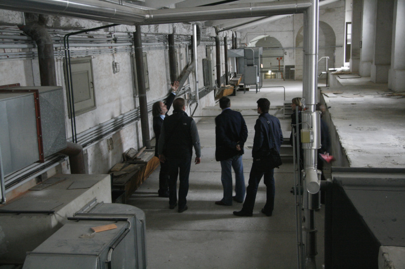 Dieter Adolf - Parlamentsdirektion (li) zeigt die Schäden an der Bausubstanz