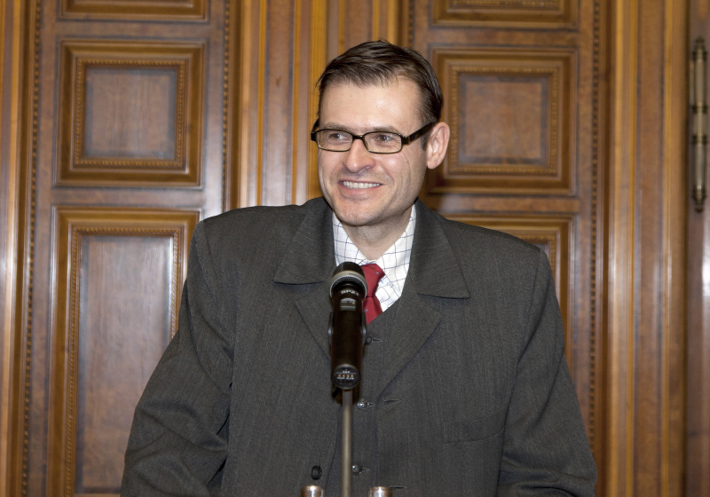 Dr. Günther Rautz - Autor am Rednerpult