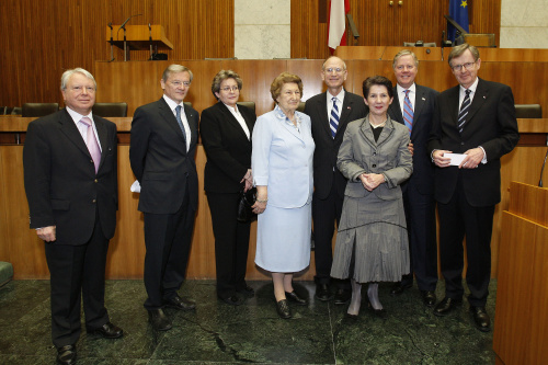 v.links: Dr.Hans Winkler - Staatssekretär a.D., Dr.Wolfgang Schüssel - Bundeskanzler a.D., Dr.Lilly Sucharipa, Dr.Maria Schaumayer - Verhandlungsteam Zwangsarbeiter, Botschafter Stuart E. Eizenstat, Nationalratspräsidentin Mag.a Barbara Prammer,William C. Eacho - Botschafter der Vereinigten Staaten, Dr.Herbert Pichler - Wirtschaftskammer