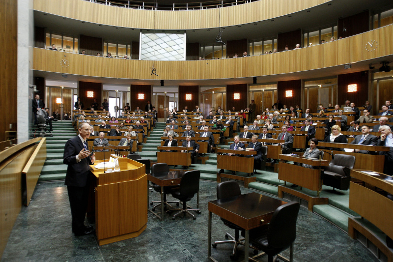 Botschafter Stuart E. Eizenstat am Rednerpult
