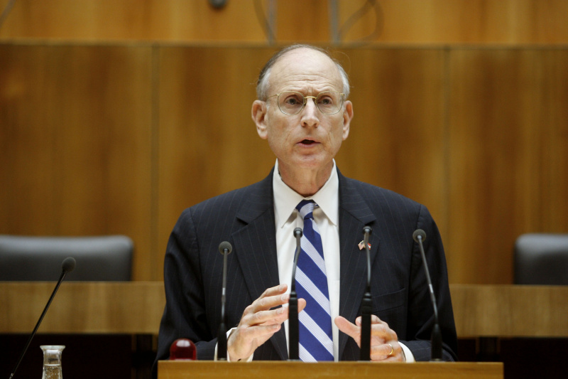 Botschafter Stuart E. Eizenstat am Rednerpult