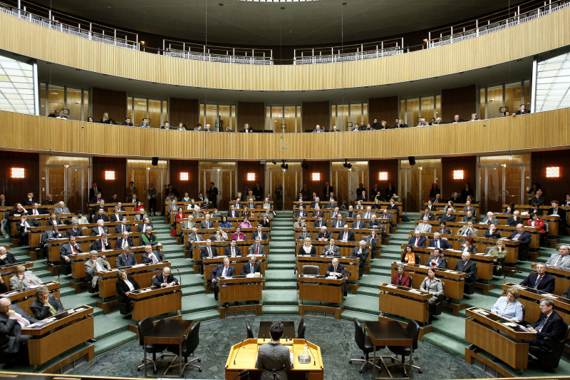 Blick Richtung Veranstaltungsteilnehmer. Am Rednerpult Nationalratspräsidentin Mag.a Barbara Prammer bei ihrer Ansprache