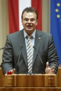 Hans-Jörg Jenewein - Bundesrat der FPÖ am Rednerpult