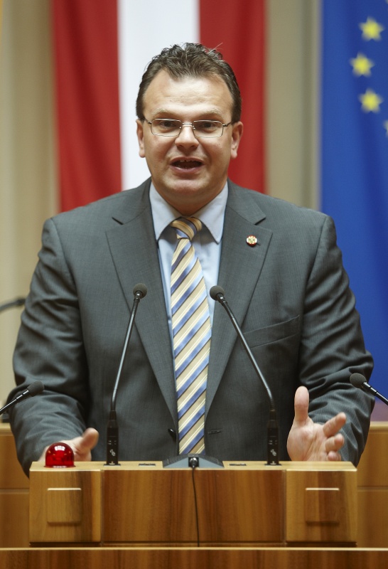 Hans-Jörg Jenewein - Bundesrat der FPÖ am Rednerpult