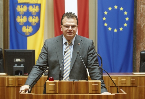 Hans-Jörg Jenewein - Bundesrat der FPÖ am Rednerpult