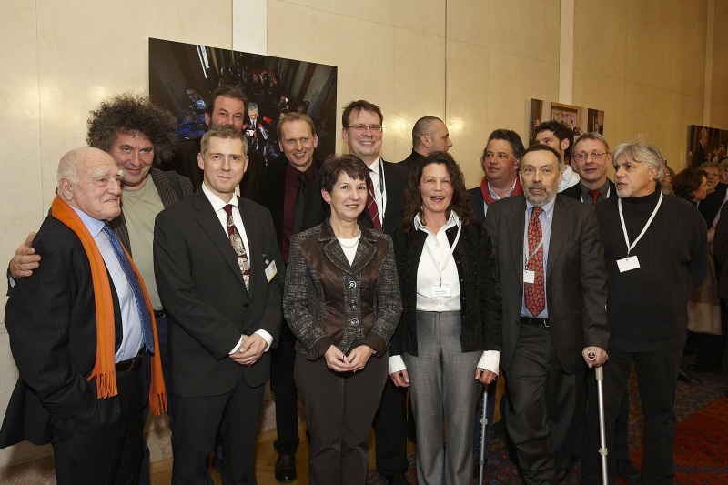 1.Reihe v.li.Prof. Erich Lessing - Fotograf und Mitglied der Fotoagentur Magnum, Heinz-Peter Bader - Reuters, Nationalratspräsidentin Mag.a Barbara Prammer,  Lilli Strauss - AP, Walter Wobrazek - profil und  Herbert Pfarrhofer - APA. 2. Reihe v.li. Matthias Cremer - Der Standard, Leonhard Foeger - Reuters,  Georges Schneider - photonews.at, Ronald Zak - AP , Herwig Prammer - Reuters, Robert Jäger - APA, Roland Schlager - APA und Hans Punz - AP