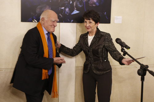 Nationalratspräsidentin Mag.a Barbara Prammer begrüßt den Laudator Prof. Erich Lessing - Fotograf und Mitglied der Fotoagentur Magnum