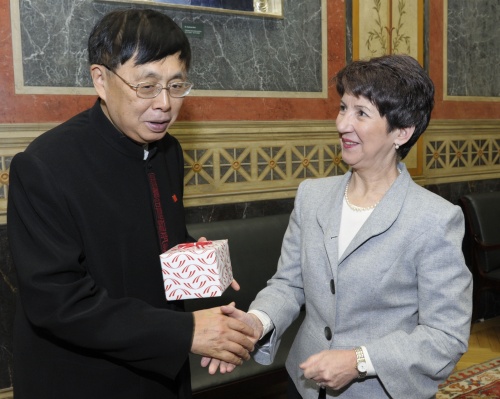 Nationalratspräsidentin Mag.a Barbara Prammer (re) überreicht einem Mitglied der Chiniesischen Delegation ein Gastgeschenk