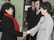 Nationalratspräsidentin Mag.a Barbara Prammer begrüßt die Vizevorsitzende des Ständigen Ausschusses des Nationalen Volkskongresses der Volksrepublik China Frau Uyunqimg