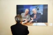 Bundespräsident Dr. Heinz Fischer vor einem Foto mit Univ.-Prof. Dr. Andreas Khol und Karl Blecha