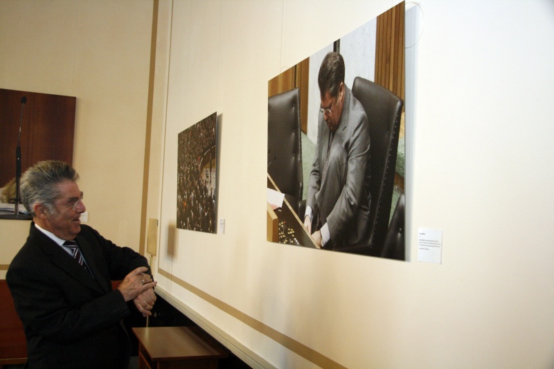 Bundespräsident Dr. Heinz Fischer beim Uhrenvergleich