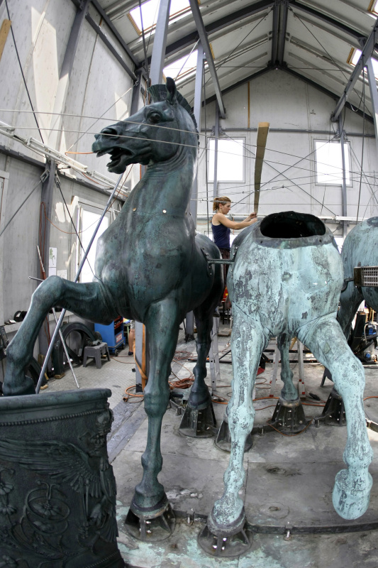 Restaurierung einer Quadriga am 15 Juli 2010. Foto:Leonhard Foeger\Reuters ABDRUCK HONORARFREI NUR BEI DIREKTER BERICHTERSTATTUNG ZUR AUSSTELLUNG.