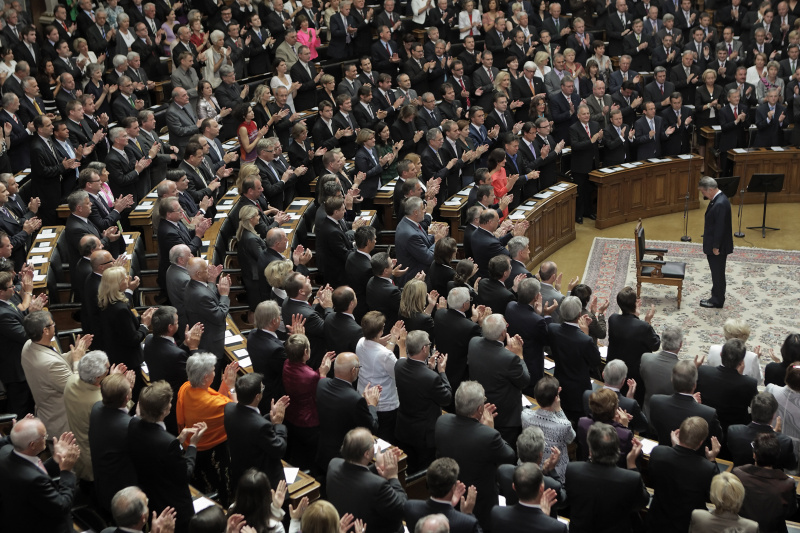 Austrian President Heinz Fischer (R) bows in front of the 
Bundesversammlung, the joint assembly of upper and lower house of parliament, after he was sworn-in as president, in Vienna July 8, 2010. Fischer was reelected for a second term as president on April 25, 2010. REUTERS/Heinz-Peter Bader
 ABDRUCK HONORARFREI NUR BEI DIREKTER BERICHTERSTATTUNG ZUR AUSSTELLUNG.