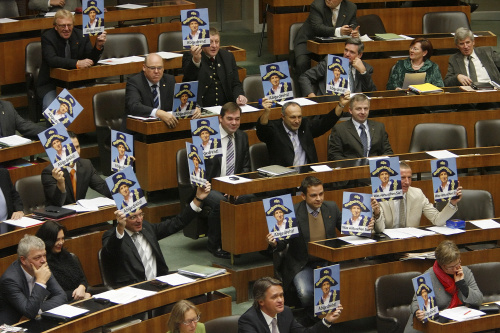 Buendnis Zukunft Oesterreich (BZOe) representatives hold up posters depicting the chairman of a parliamentary inquiry hearing Martin Bartenstein of the People's Party (OeVP) in the parliament in Vienna December 11, 2009. BZOe protest against the ending of the inquiry hearing. 'Abgedreht' reads 'turned off'. REUTERS/Heinz-Peter Bader
 ABDRUCK HONORARFREI NUR BEI DIREKTER BERICHTERSTATTUNG ZUR AUSSTELLUNG.