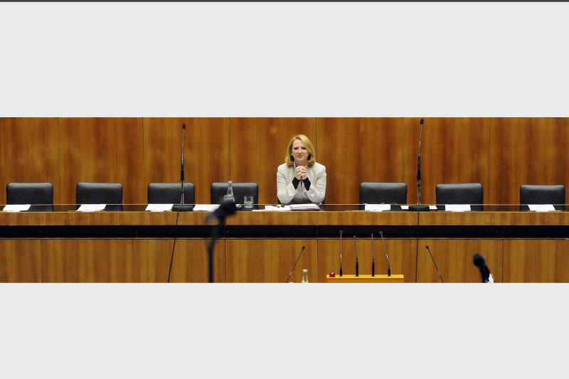 APA1622509 - 10122009 - WIEN - ÖESTERREICH: ZU APA II - Die Infrastrukturministerin Doris Bures   während der Nationalratssitzung, am Donnerstag, 10. November 2009, im Parlament in Wien.. APA-FOTO: HERBERT PFARRHOFER ABDRUCK HONORARFREI NUR BEI DIREKTER BERICHTERSTATTUNG ZUR AUSSTELLUNG.