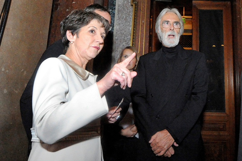 Nationalratspräsidentin Barbara Prammer und Michael Haneke vor Beginn der Film-Premiere 'Das weisse Band' , am Dienstag, 22. September 2009, im Parlament in Wien.. APA-FOTO: HERBERT PFARRHOFER ABDRUCK HONORARFREI NUR BEI DIREKTER BERICHTERSTATTUNG ZUR AUSSTELLUNG.