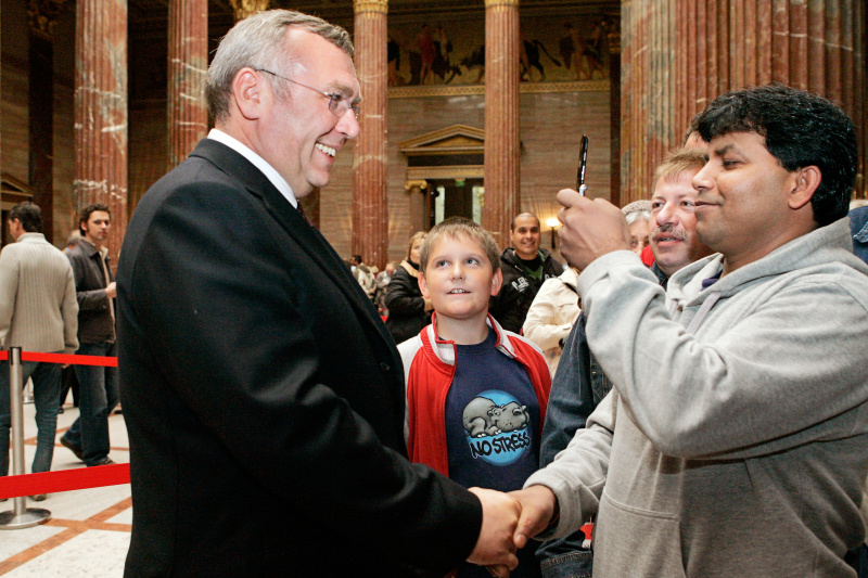 Ein Parlamentsbesucher fotografiert Bundeskanzler Gusenbauer am 25.10.2006. Foto:AP/Lilli Strauss
ABDRUCK HONORARFREI NUR BEI DIREKTER BERICHTERSTATTUNG ZUR AUSSTELLUNG.