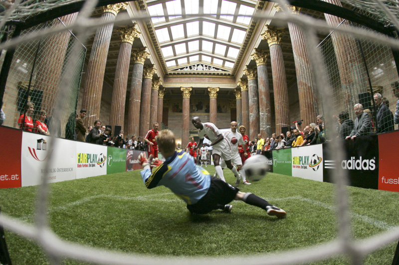 in der saeulenhalle des parlaments wurde am 20. mai 2008 im vorfeld der fussball europameisterschaft in oesterreich ein fussballfeld eingerichtet. verschiedene in oesterreichische lebende ethnische gruppen spielten im parlament fussball als zeichen gegen rassismus.  REUTERS/Herwig Prammer ABDRUCK HONORARFREI NUR BEI DIREKTER BERICHTERSTATTUNG ZUR AUSSTELLUNG.