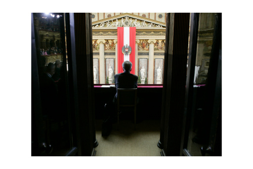 Austria's President Heinz Fischer listens to a speech during a commemoration ceremony against violence and racism in memory of the victims of the National Socialism in the historic plenary hall of Austria's parliament in Vienna May 4, 2007.  REUTERS/Herwig Prammer (AUSTRIA) ABDRUCK HONORARFREI NUR BEI DIREKTER BERICHTERSTATTUNG ZUR AUSSTELLUNG.