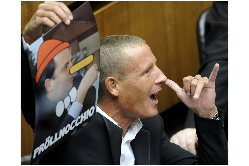 BZÖ--Abgeordneter Stefan Petzner während der Aktuellen Stunde des Nationalrats zum Thema "Budget" am Mittwoch, 24. März 2010, im Parlament in Wien. APA-FOTO: Robert Jaeger. ABDRUCK HONORARFREI NUR BEI DIREKTER BERICHTERSTATTUNG ZUR AUSSTELLUNG.