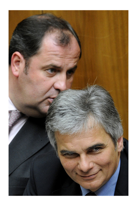 Finanzminister Josef Pröll und Bundeskanzler Werner Faymann während einer Nationalratssitzung zum Thema "Budgetrahmen" am 22. April 2010, uim Parlament in Wien. APA-FOTO: ROBERT JAEGER ABDRUCK HONORARFREI NUR BEI DIREKTER BERICHTERSTATTUNG ZUR AUSSTELLUNG.