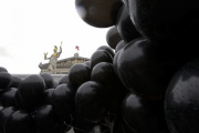 im rahmen einer demonstration von frustrierten it-angestellten eines grosskonzerns wurden am 23. juni 2009 vor dem parlament schwarze ballons drapiert. 
REUTERS/Herwig Prammer ABDRUCK HONORARFREI NUR BEI DIREKTER BERICHTERSTATTUNG ZUR AUSSTELLUNG.