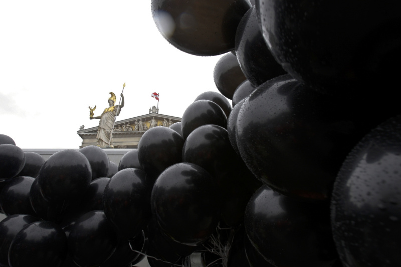 im rahmen einer demonstration von frustrierten it-angestellten eines grosskonzerns wurden am 23. juni 2009 vor dem parlament schwarze ballons drapiert. 
REUTERS/Herwig Prammer ABDRUCK HONORARFREI NUR BEI DIREKTER BERICHTERSTATTUNG ZUR AUSSTELLUNG.