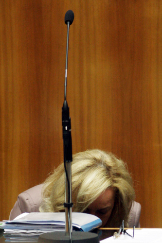 Innenministerin Maria Fekter breitet sich am Donnestag, 19. Nov. 2009 fuer die Nationalratssitzung im Parlament in Wien vor. (AP Photo/Ronald Zak) --- Austria's Interior Minister Maria Fekter prepares for a session of the national assembly at the parliament in Vienna, on Thursday, Nov. 19, 2009. (AP Photo/Ronald Zak) ABDRUCK HONORARFREI NUR BEI DIREKTER BERICHTERSTATTUNG ZUR AUSSTELLUNG.