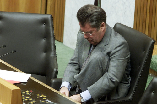 Nationalratspraesident Heinz Fischer bindet sich am Donnerstag, dem 10. Mai 2001 waehrend der heutigen Nationalratssitzung zum Thema Zuwanderung und Kriegsmaterialgesetz seinen Schuh. (AP Photo/Rudi Blaha)   ABDRUCK HONORARFREI NUR BEI DIREKTER BERICHTERSTATTUNG ZUR AUSSTELLUNG.