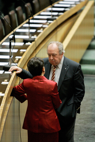 Nationalratspraesidentin Barbara Prammer und der Vorsitzende der Beamtengewerkschaft Fritz Neugebauer, von links, unterhalten sich am Freitag, 11. Dez. 2009 bei einer Sitzung des Nationalrates im Parlament in Wien. (AP Photo/Lilli Strauss) --- Speaker of the parliament Barbara Prammer and head of the Union for public service workers Fritz Neugebauer, from left, share a word during a session of the national assembly at the parliament in Vienna, on Friday, Dec. 11, 2009. (AP Photo/Lilli Strauss) ABDRUCK HONORARFREI NUR BEI DIREKTER BERICHTERSTATTUNG ZUR AUSSTELLUNG.